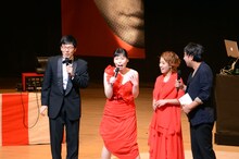 すぐに噛んでしまい「かわいい！」と歓声を浴びる尼神インター誠子（左から2人目）。