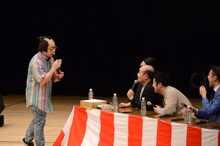 ギャロップ林に興味を持つ岸大介（ダイアン西澤）。