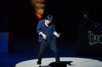 ギターパフォーマンスも忘れないRG。