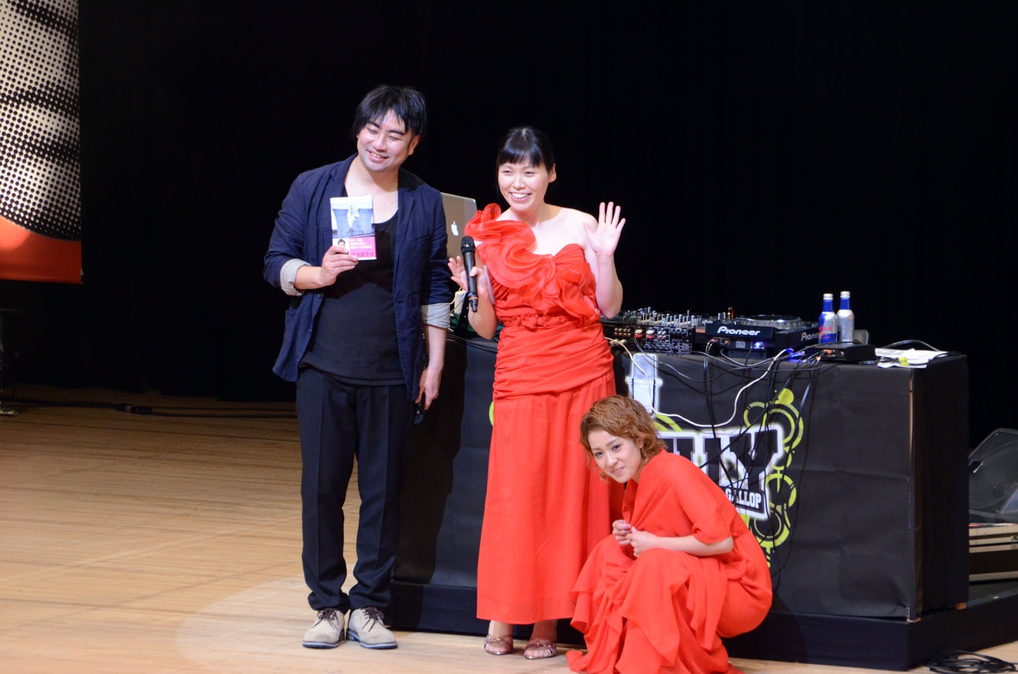 紅組司会を務めた尼神インターと羽田圭介に扮するレイザーラモンRG（右端）。