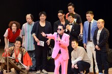 観客にすーを差し上げるダイアン津田。