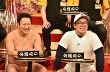 左からとにかく明るい安村、いけだてつや。(c)TBS