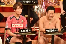 左から山根恵里奈、とにかく明るい安村。(c)TBS