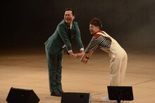 左から、藤崎マーケット・田崎とアキナ秋山。