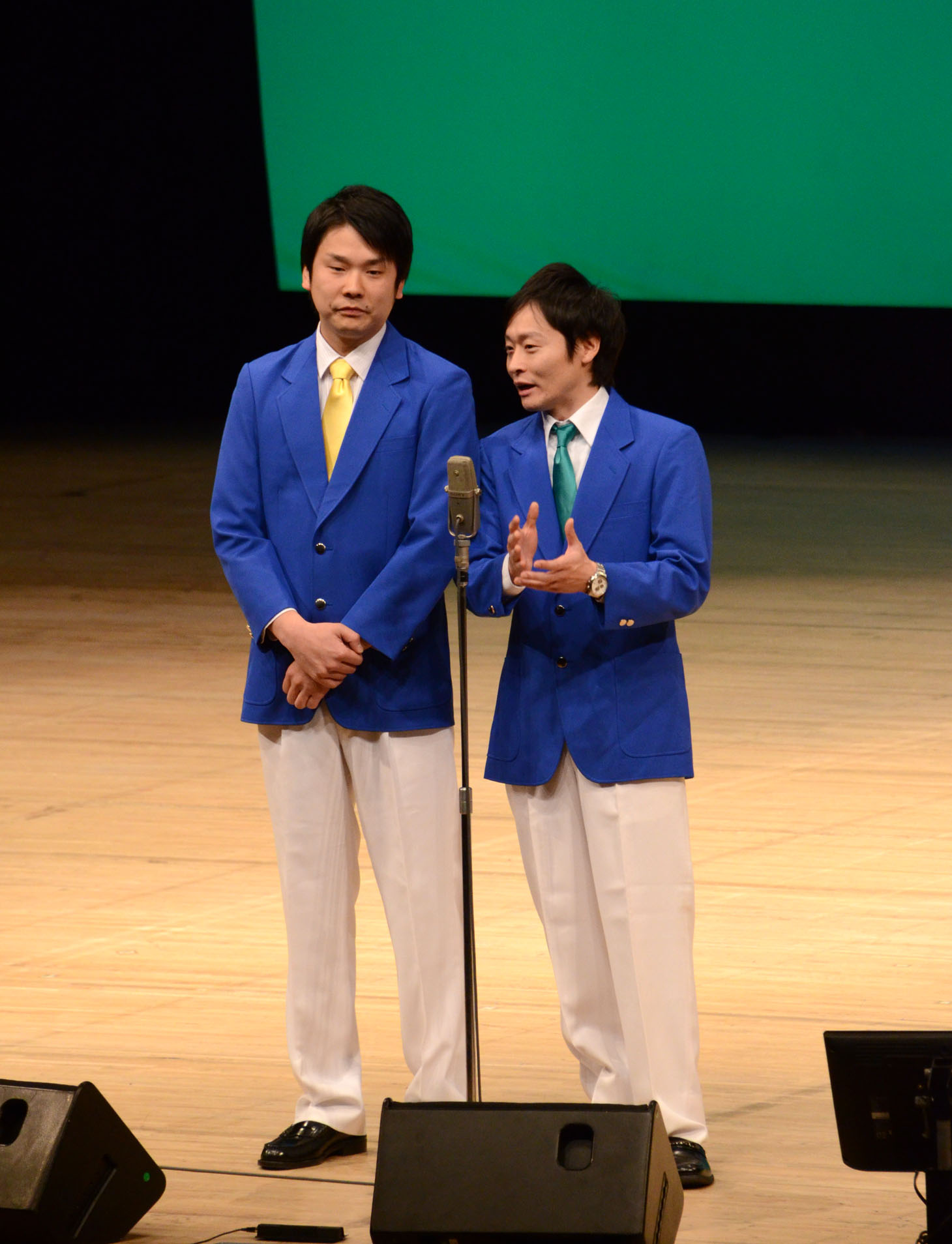 2016年大晦日に行われた「同期ライブ＆アキナ牛シュタイン!!最初で最後のカウントダウンLIVE2015!!～絶対お餅ろいよ!!～」より、即興コンビで漫才を披露するかまいたち濱家と和牛・川西。