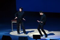 エグスプロージョン「本能寺の変」の替え歌「山内の変」を披露する（左から）天竺鼠・瀬下と藤崎マーケット・トキ。