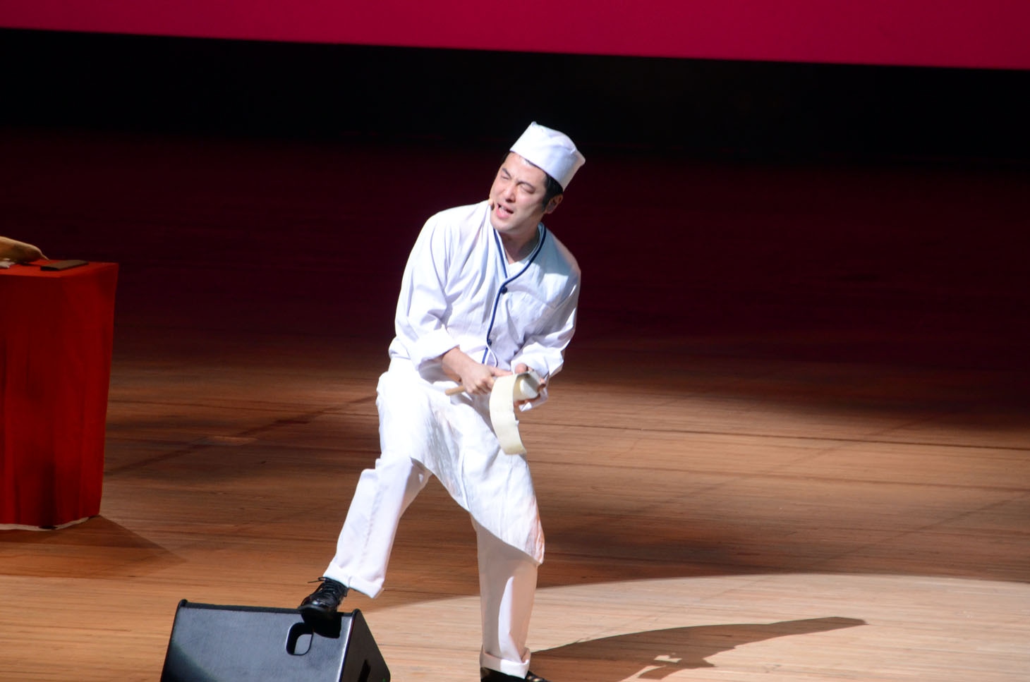 2016年大晦日に行われた「同期ライブ＆アキナ牛シュタイン!!最初で最後のカウントダウンLIVE2015!!～絶対お餅ろいよ!!～」より、X JAPAN「Rusty Nail」にあわせて桂剥きを披露する和牛・水田。