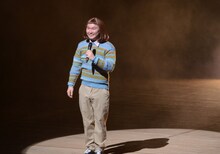 「前髪切りすぎた」の替え歌「輪郭丸すぎた」を披露するかまいたち山内。