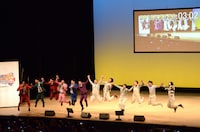 「全員でジャンプして女子高生みたいな写真を撮る」一同。