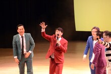 「瀬下（せげ）ho!」とコール＆レスポンスを繰り広げる天竺鼠・瀬下（左から2人目）。