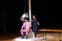 タライを食らう藤崎マーケット・トキ。