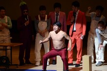 すべてのゲームをクリアし福男の称号を手にした天竺鼠・瀬下。