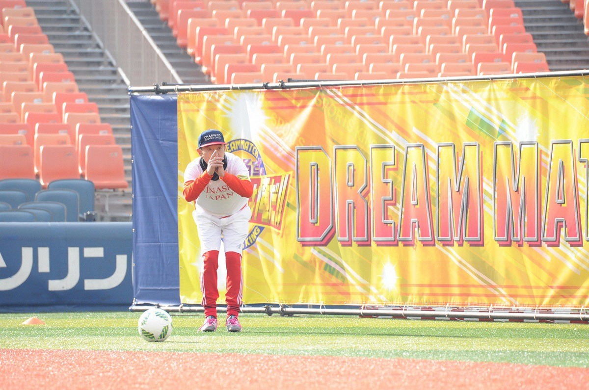 キックベース対決に臨むとんねるず木梨。(c)テレビ朝日