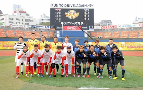 キックベース対決に登場する木梨JAPANと松木JAPANのメンバー。(c)テレビ朝日