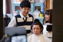 CM撮影中の様子。椿鬼奴の髪型に笑う妻夫木聡と広瀬すず。