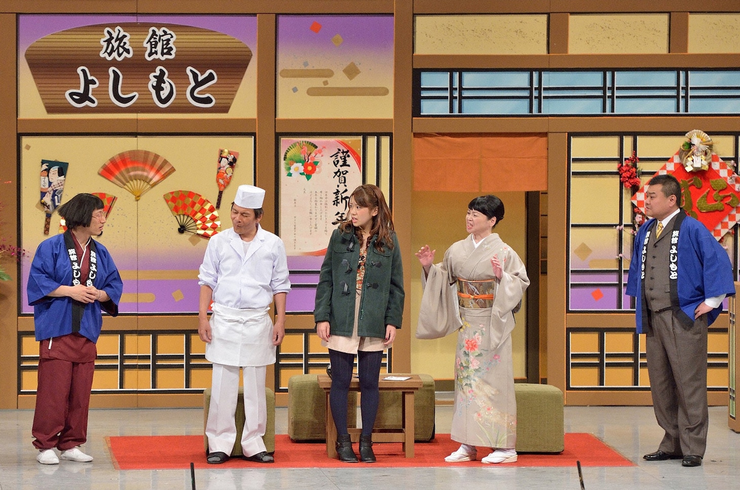 旅館の仲居として働きだしたすち子（左）。(c)MBS