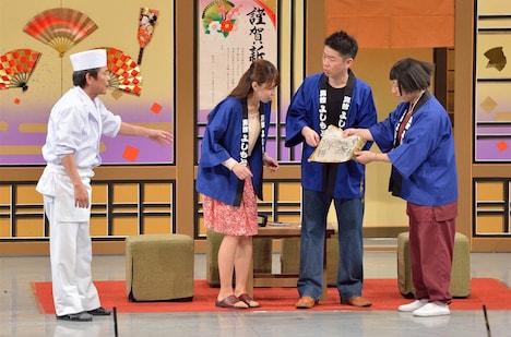 埋蔵金の地図を見つけたすち子（右）。(c)MBS