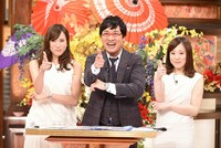 左から笹川友里、南海キャンディーズ山里、江藤愛。(c)TBS