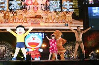 ダンスで会場を盛り上げる小島よしおら。