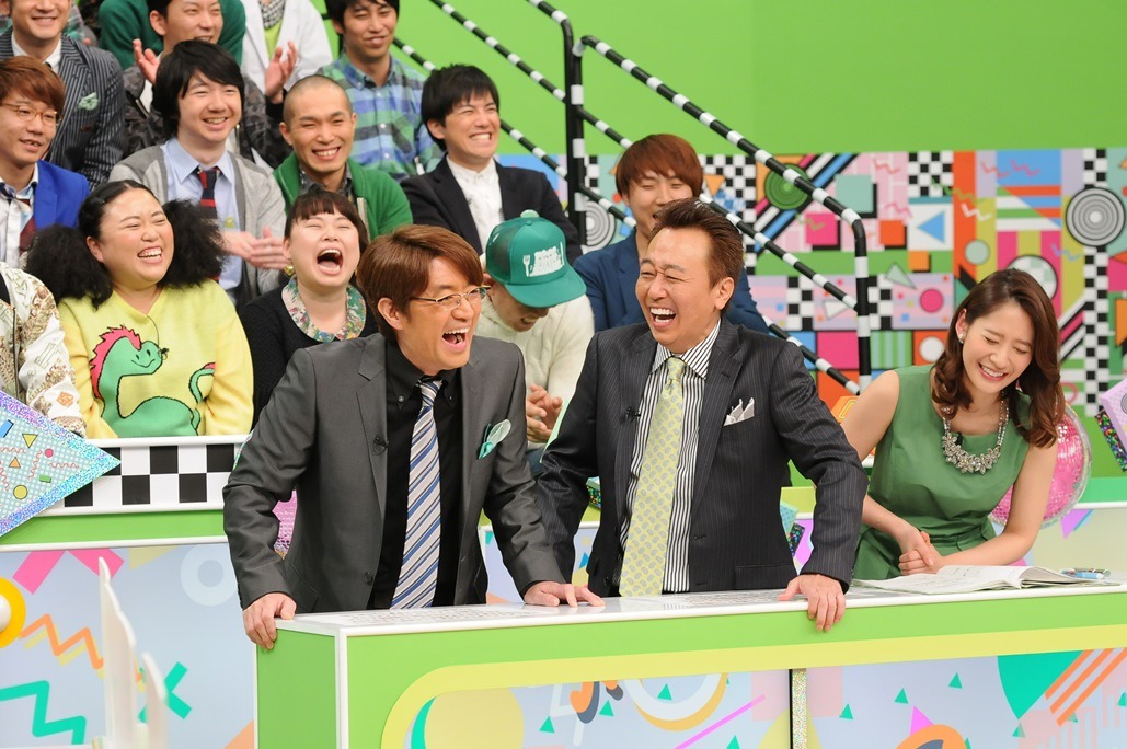 さまぁ～ず（中央）と、出演者たち。(c)TBS