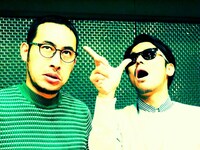 左から鈴木淳史、原偉大。