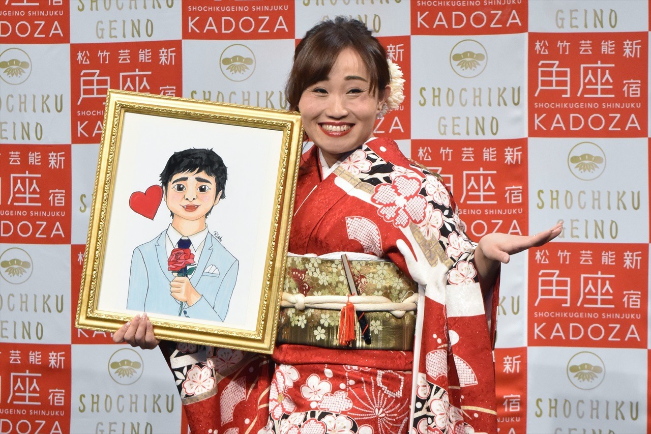 結婚会見で自ら描いたお相手の似顔絵を掲げるキンタロー。。