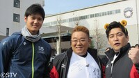 左から大谷翔平選手、サンドウィッチマン伊達、富澤。
