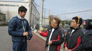 大谷選手（左）と対面するサンドウィッチマン。(c)STV