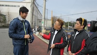 大谷選手（左）と対面するサンドウィッチマン。(c)STV