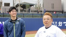 大谷選手とサンドウィッチマン伊達（左から）。(c)STV