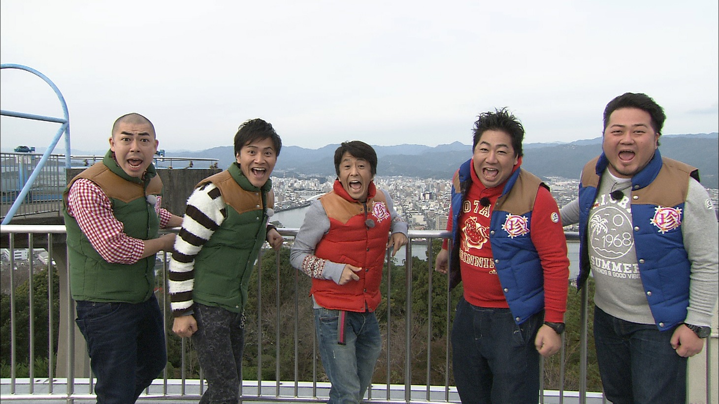 「おもしろ風景バラエティ ゲキレア珍百景3時間SP」に出演するネプチューン堀内（中央）、ケチン・ダ・コチン（左）、ブルーリバー（右）。(c)テレビ朝日