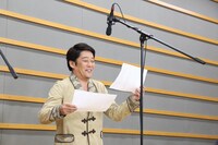 アフレコを行う坂上忍。(c)紙兎ロぺプロジェクト2016 / フジテレビジョン