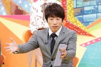 「世界140カ国を制覇せよ！全世界の衝撃映像SP」MCのロンドンブーツ1号2号・田村淳。(c)テレビ東京