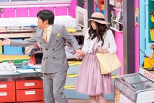 バカリズムと平野綾（左から）。(c)「ウレロ☆無限大少女」製作委員会