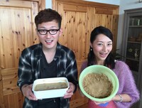 ぬか漬けをこよなく愛するロバート馬場と大湯みほ（左から）。(c)ABC