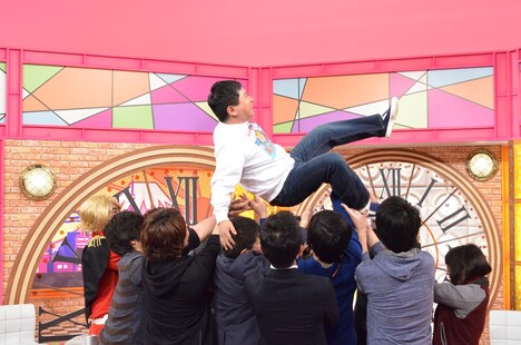 胴上げされる爆笑問題・田中。(c)CTV