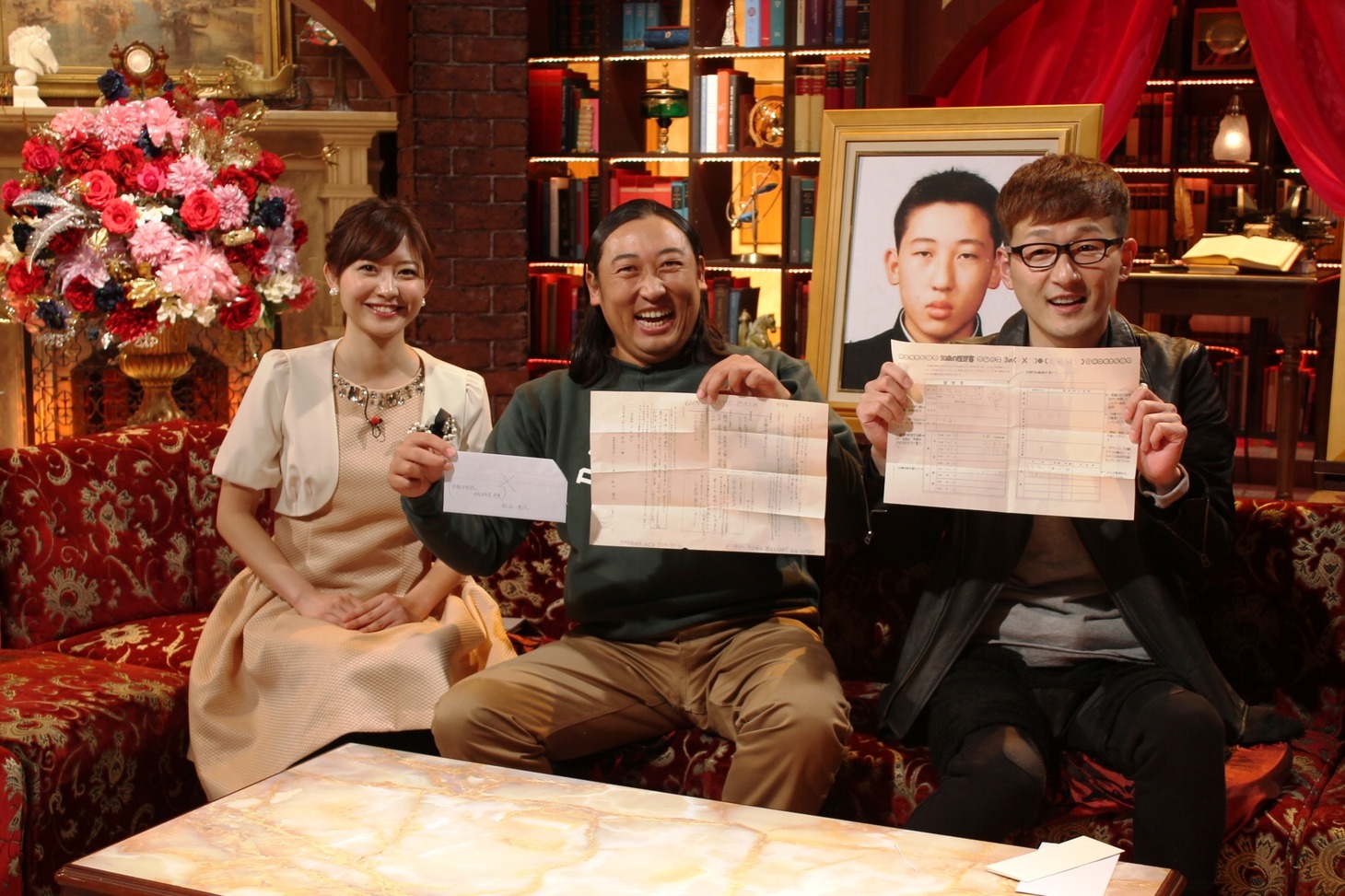 ロバート秋山（中央）、ロバート馬場（右）、久冨慶子アナ（左）。(c)テレビ朝日