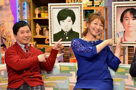 自身の学生時代の写真を指す（左から）爆笑問題・田中、小椋久美子。