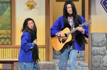 新喜劇「決意のアイドル、キツいのオタク」左からすっちー、小籔千豊。(c)MBS