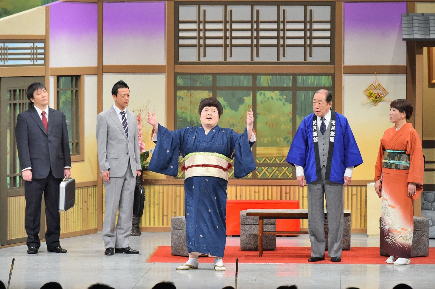 新喜劇「決意のアイドル、キツいのオタク」のワンシーン。(c)MBS