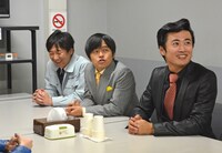 ウレロ☆無限大少女第1話反省会の様子。左から東京03飯塚、バカリズム、劇団ひとり。