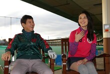 左から関根勤、橋本マナミ。(c)WOWOW