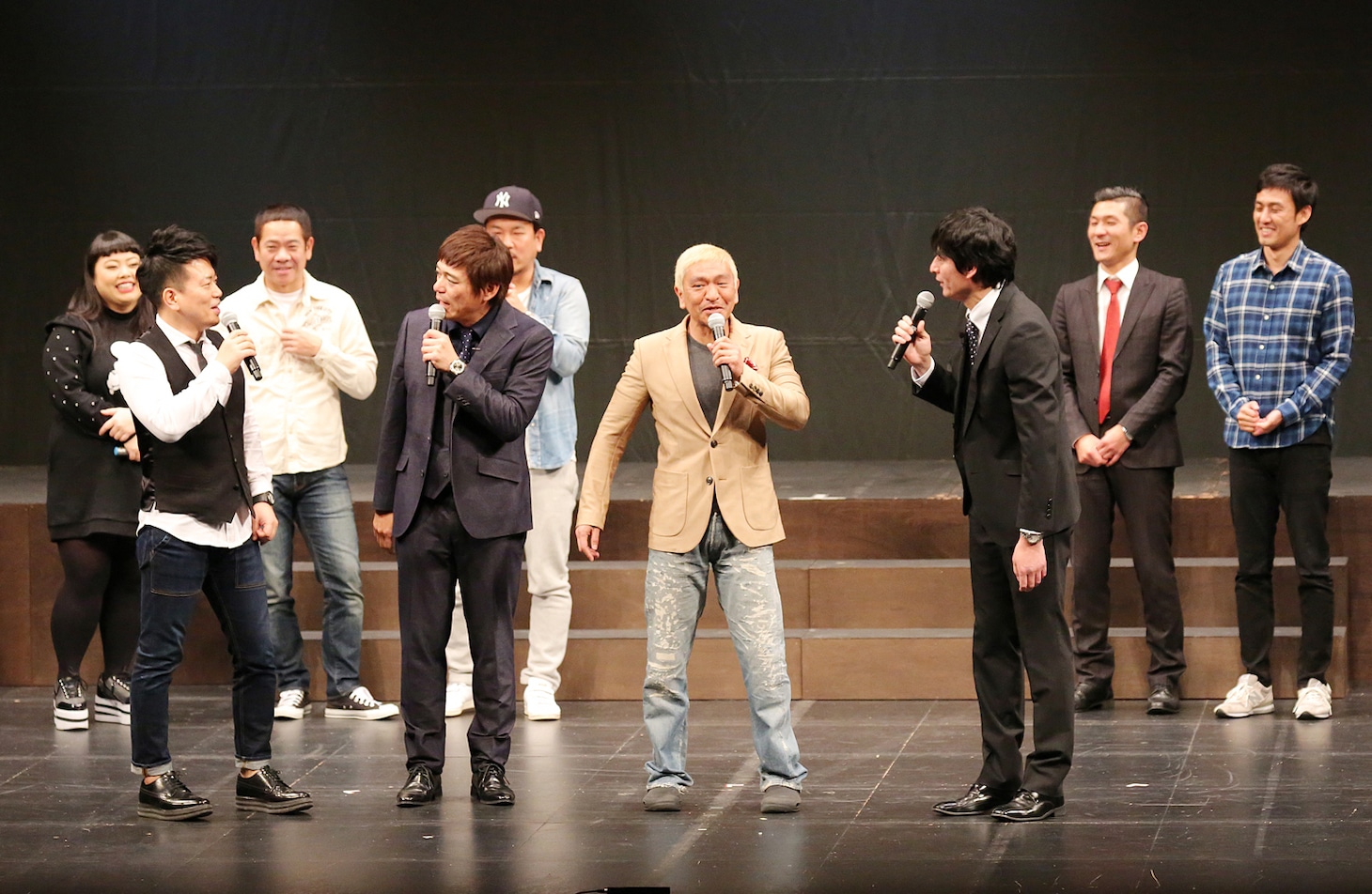「博多華丸・大吉 25周年記念ライブ」にスペシャルゲストとして登場した松本人志（中央）。