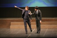 ネタを披露する博多華丸・大吉。