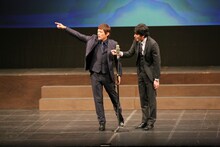 ネタを披露する博多華丸・大吉。