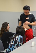 東京03角田（右）のデベソを押す早見あかり（左）と福原遥（中央）。