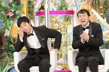 「ロンドンハーツ」の「アンガ田中とパンサー尾形に一年間毎月ドッキリかけていましたSP!!」に出演するアンガールズ田中（右）、パンサー尾形（左）。(c)テレビ朝日