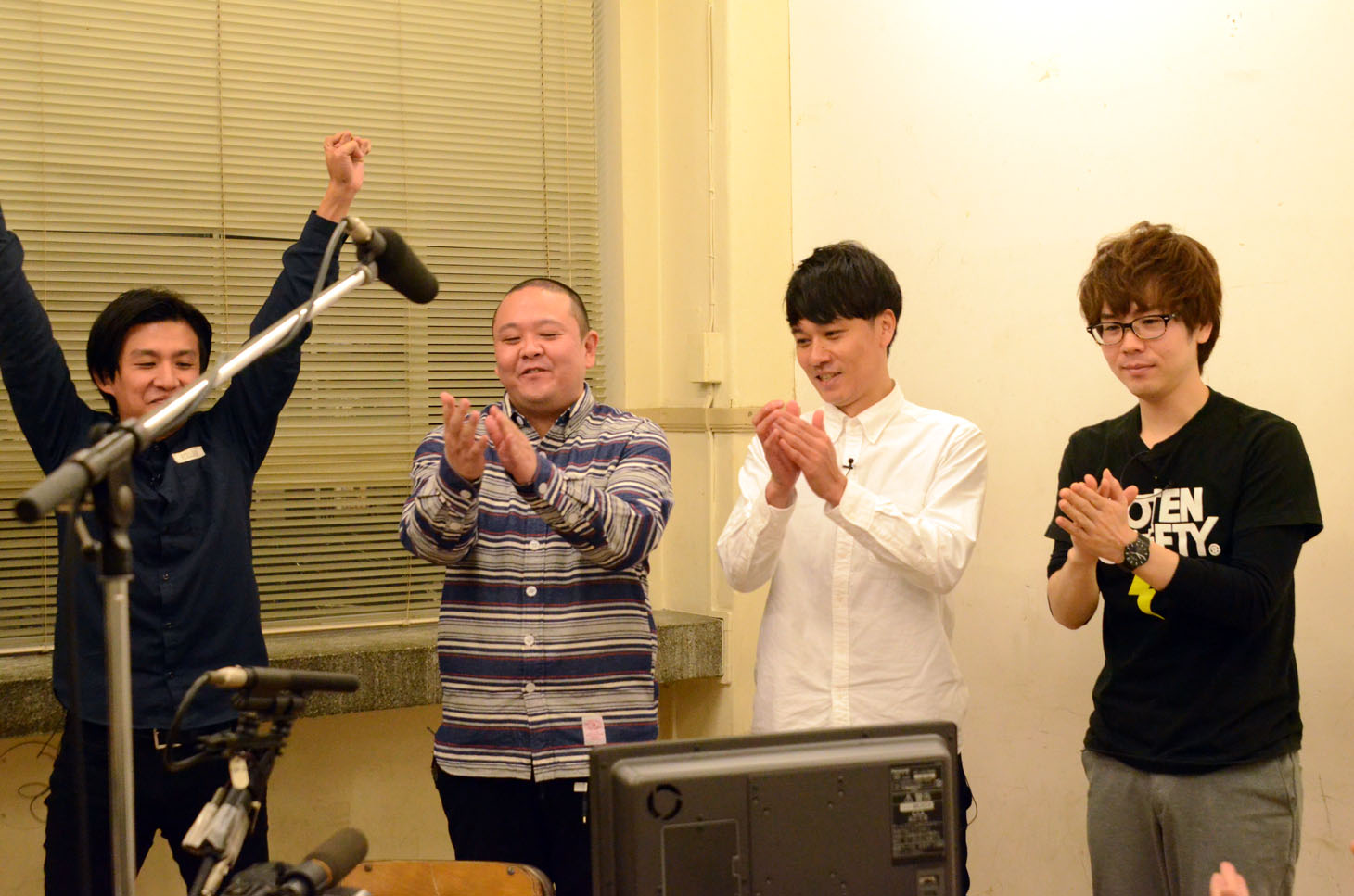 「よしログ」に出演したサルゴリラ（中央2人）と御茶ノ水男子。