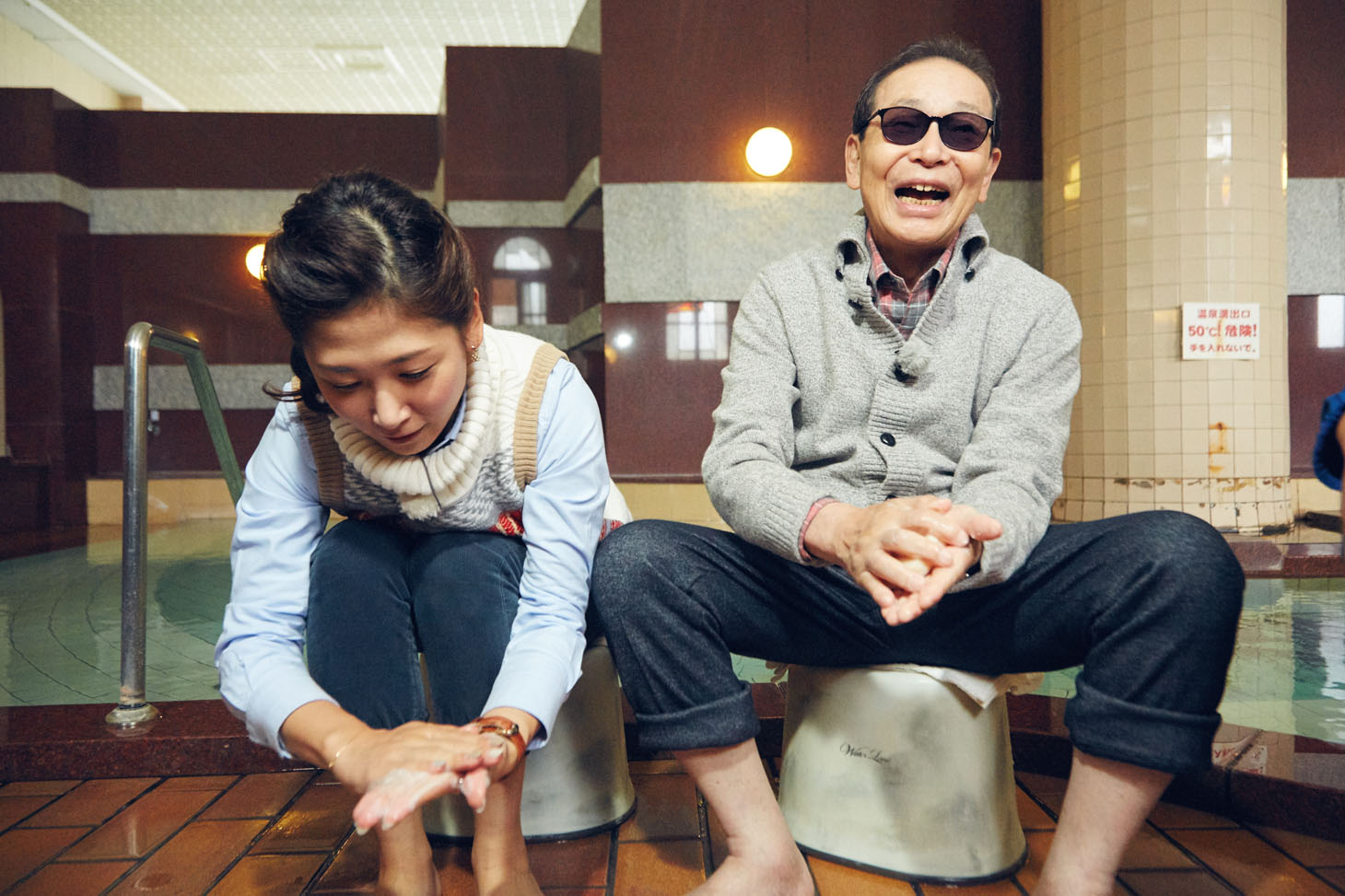 「ブラタモリ」熱海編のワンシーン。左から、桑子真帆（NHKアナウンサー）、タモリ。(c)NHK