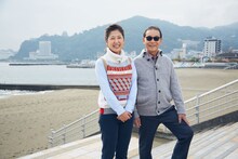 熱海を訪れた（左から）桑子真帆（NHKアナウンサー）とタモリ。(c)NHK